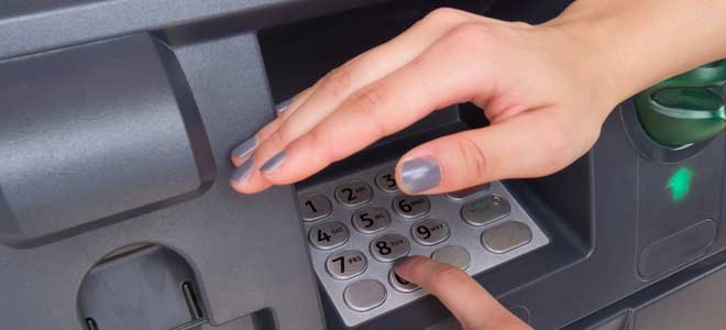 Am Bankautomat sollte man die PIN verbergen